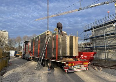 Erste Holzbinder für Turnhalle montiert