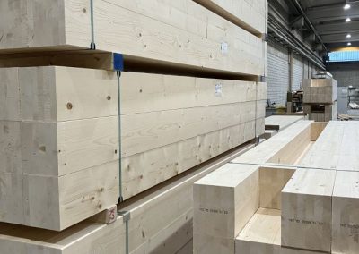 Die Stützen, die bereits in KW 48 abgebunden wurden, werden nach Freigabe der Stahlteile ausgelegt und oberflächenbeschichtet (UV- und Witterungsschutz). Zudem erfolgt die Montage der Stahlteile.