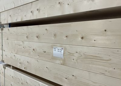 Die Holzelemente werden ab dem Frühjahr 2026 auf der Baustelle im Bauteil Schule/Erdgeschoss montiert werden.