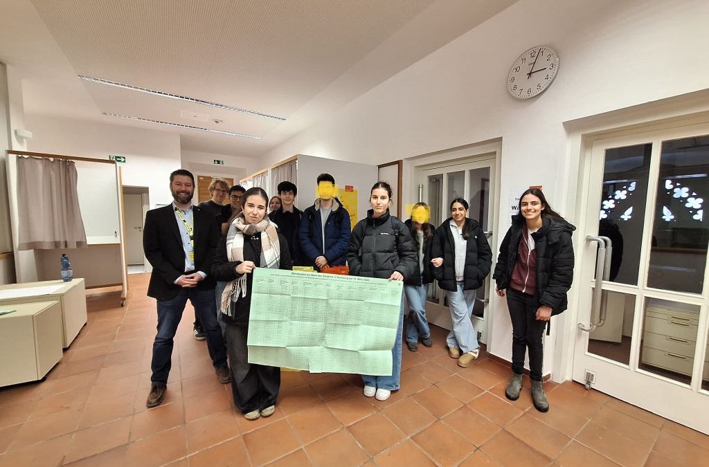 Behaimer Schülerinnen und Schüler zu Besuch im Wahlamt der Stadt Nürnberg