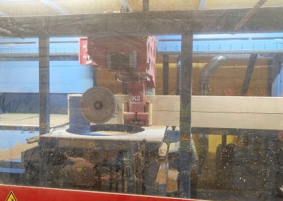 CNC-gesteuerte Abbundanlage zum Bearbeiten der Holzelemente