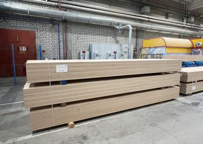 Trägerelemente aus Baubuche fürs neue MBG-Schulhaus.