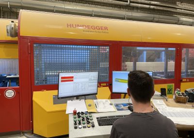 CNC-gesteuerte Abbundanlage zum Bearbeiten der Holzelemente