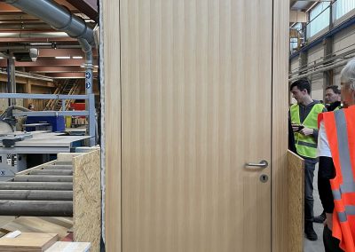 1:1-Modell einer Tür des neuen MBG-Schulhauses.