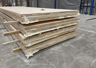 Zu Platten verleimte Bretter.