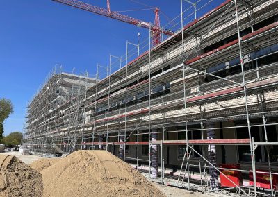 Am Zwischenbau ist bereits die spätere Klinkerfassade angebracht.
