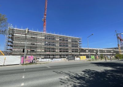 Gymnasium an der Breslauer Straße (links) - rechts schließt sich der gemeinsam mit der Realschule genutzte Zwischenbau mit Pausenhalle und Aula an.