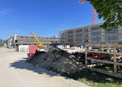 Rechts das Gymnasium Breslauer Straße - links die künftigen Sporthallen