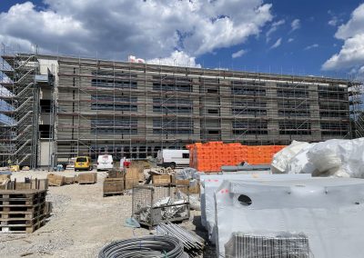 Die Arbeiten am Schulzentrum Breslauer Straße laufen auf Hochtouren: während des Rohbaus arbeiteten bis zu 150 Personen auf der Baustelle, beim Innenausbau werden es bis zu 450 sein.
