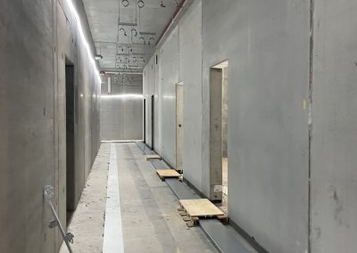 Die Rohbauarbeiten im Schulgebäude sind abgeschlossen, der Estrich in diesem Bereich ist jedoch noch nicht verlegt.