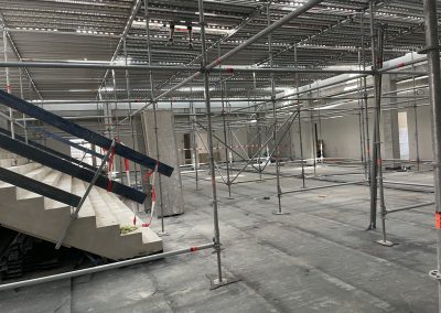 Blick in die künftige Aula des Gymnasiums - es wird gerade mit Gerüsten eine Arbeitsplattform aufgebaut, ...