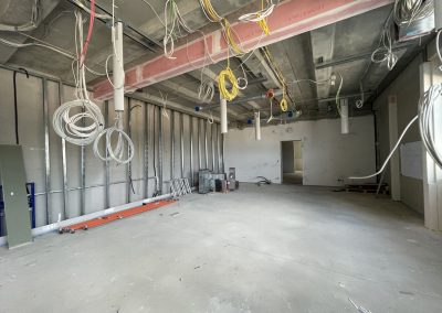 Künftiger Chemieraum im Gymnasium - die Versorgung an den Tischen mit Deckenterminals (Strom / Gas etc.) ist schon zu erkennen.