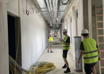 Im Rahmen des technischen Ausbaus werden z. B. viele 100000 Meter Kabel verlegt.