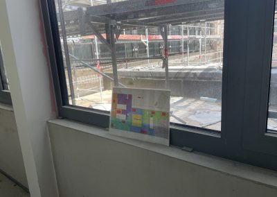 Die Wände wurden z.T. als Fertigbauteile (samt bereits eingebauter Fenster) geliefert und montiert. Da für die Statik des Gebäudes nur die Säulen relevant sind, müssen die Wandelemente nur das Gewicht des jeweils darüberliegenden Fensters tragen. Sie können daher dünner gefertigt werden, so dass etwa ¼ des ansonsten benötigten Betons eingespart werden konnte. Der Arbeitsablauf ist in einem Taktzonenplan visualisiert. Im Grundriss sind die Takte farblich gekennzeichnet. Die verschiedenen Gewerke durchlaufen die Zonen / Takte nacheinander.