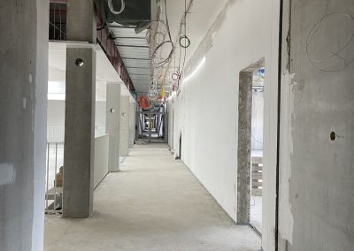 In einigen Bereichen des Schulgebäudes wurde bereits der Estrich verlegt und mit dem technischen Innenausbau begonnen.