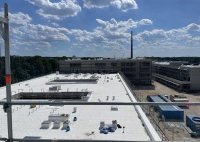Blick vom Dach der Realschule auf den Zwischenbau und das Gymnasium - rechts daneben die Sporthallen.