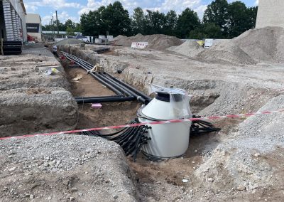 Am Geothermie-Sammelpunkt laufen alle Leitungen für die Geothermie zusammen. Es wurden 120 Bohrungen mit einer Tiefe von jeweils 100 Metern ausgeführt. Im Sommer kann die Anlage zur Kühlung verwendet werden. Beim Schulgebäude handelt es sich um ein Plusenergiehaus, v.a. dank einer 48 kWp-Photovoltaik-Anlage, die auf dem Dach des Schulgebäudes installiert wird.