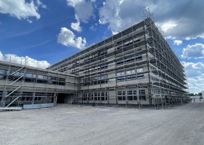 Am Zwischenbau ist die Klinkerfassade bereits fertiggestellt, am Gymnasium noch nicht.