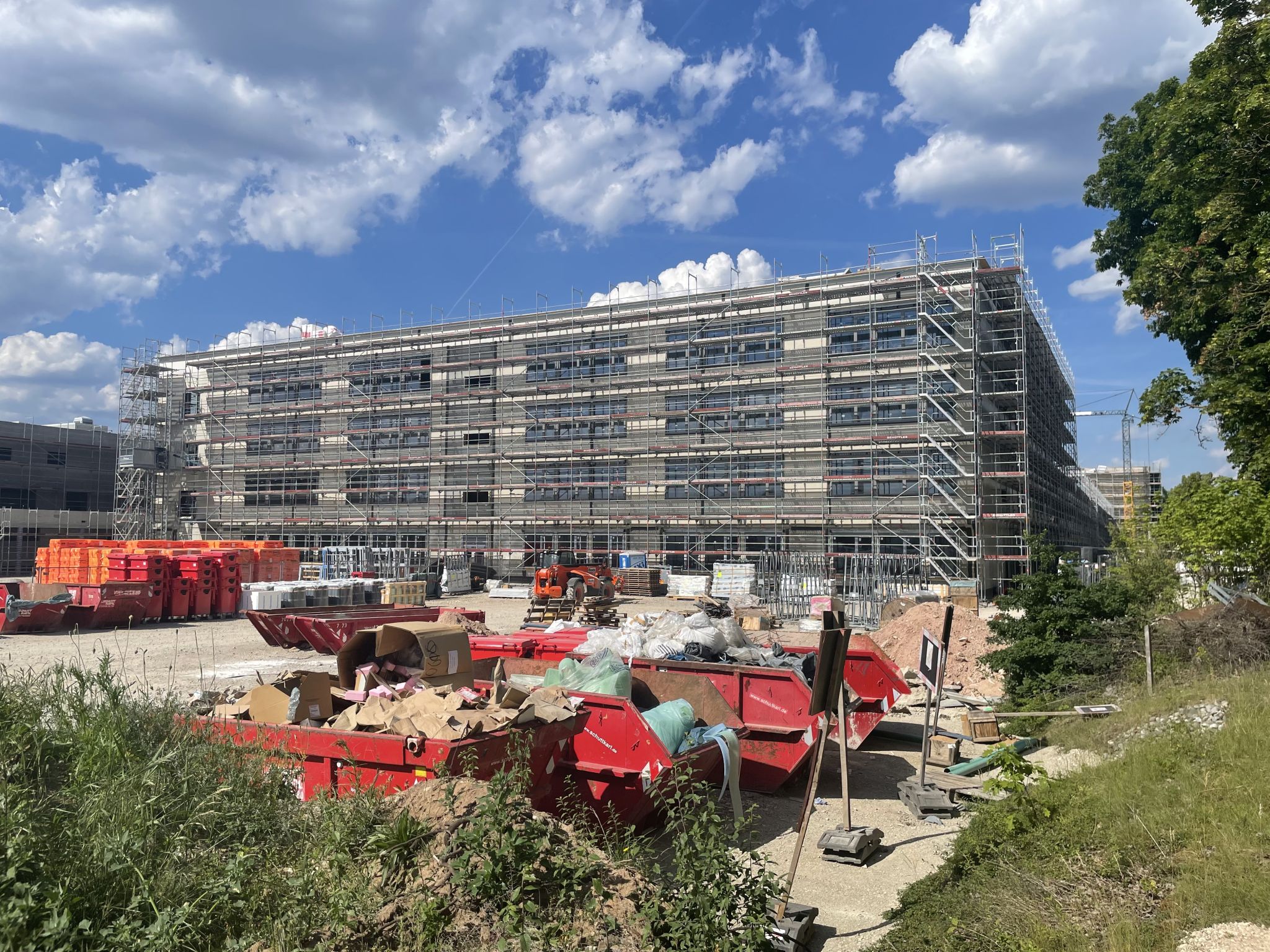 Blick von Südwesten auf das künftige Gymnasium an der Breslauer Straße