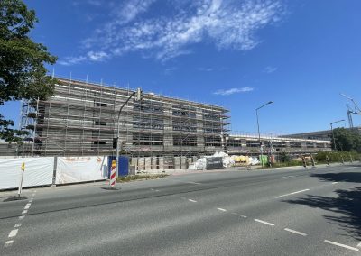 Blick von der Breslauer Straße auf das Schulzentrum Breslauer Straße - links das Gymnasium mit anschließendem Zwischenbau.
