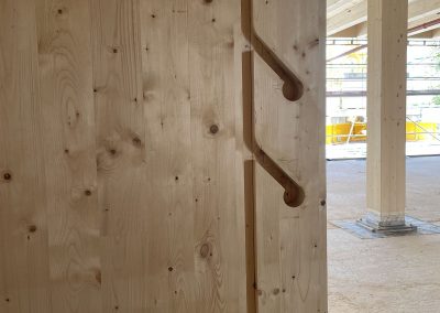 Für Kabel und Schalter wurden bereits bei der Fertigung in Aichach die entsprechenden Aussparungen berücksichtigt. Nachträglich einfach noch Löcher nachzubohren, ist bei der Holzbauweise anders als beim Betonbau nicht möglich.