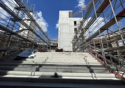In der Mitte des Atriums verläuft eine breite Treppe. Dabei sind nur die ersten Stufen aus Beton gefertigt - der Rest der Treppe ist aus Holz und wird erst später eingebaut.