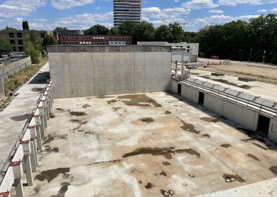 Blick auf die künftige Dreifach-Halle des MBG (dahinter schließt sich eine Einfach-Halle - ebenfalls fürs MBG - und eine Dreifach-Halle fürs NGN an). Auf jede der braunen Platten wird eine Holzstütze montiert werden, auf denen wiederum 35 m lange Holzträger die Halle überspannen werden.
