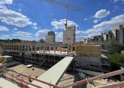 Auf das Dach der Turnhalle wird man auch über eine Brücke direkt aus dem 1. OG des Schulhauses gelangen.