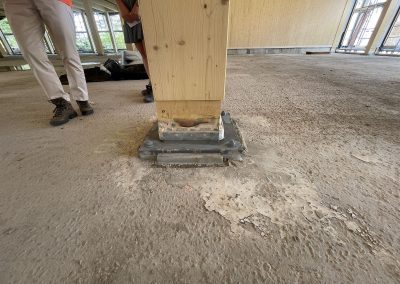 Auf den Boden wird noch eine ca. 20 cm dicke Estrich-Schicht aufgebracht. Das künftige Niveau des Fußbodens ist gut an den Trägersäulen erkennbar. Der verjüngte Teil unten ist nach Einbau des Estrichs nicht mehr sichtbar.