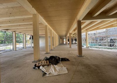 Für die Konstruktion kommen unterschiedliche Holzarten zum Einsatz - Fichte (helleres Holz) und für besonders belastete Trägersäulen Baubuche. Diese Trägersäulen können bis zu 350 Tonnen Last aufnehmen.
