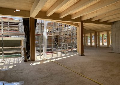 Die Abkleidung der Decken folgt noch. Zur Schallisolation kommen z.B. Holzwolle-Leichtbauplatten zum Einsatz.
